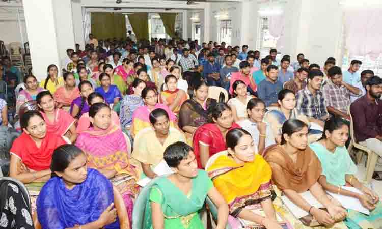 కొలువు వీడి..కోచింగ్‌ బాట !