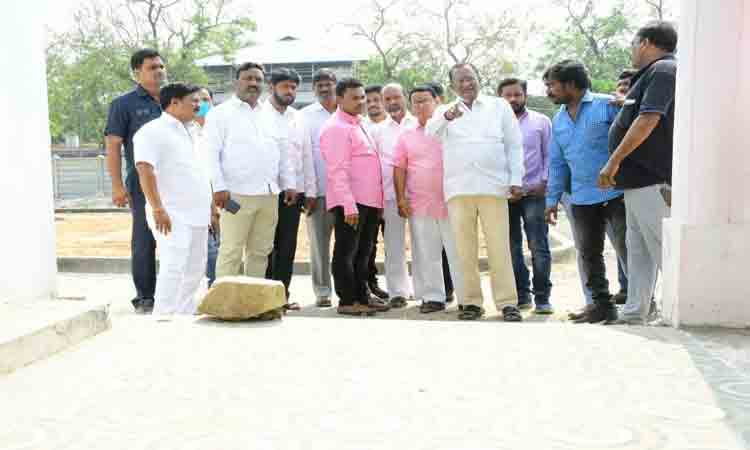 నిర్మాణ పనులను పరిశీలించిన ప్రభుత్వ విప్‌