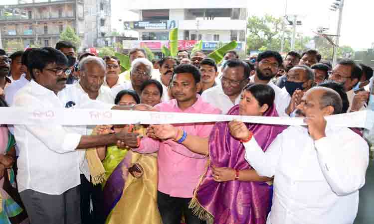 నాణ్యమైన దుస్తులు అందించాలి