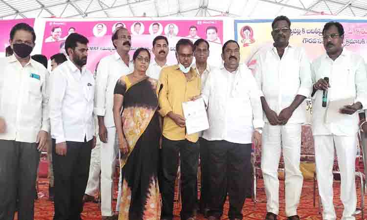 పేదలకు ఆర్థిక తోడ్పాటు సీఎంఆర్‌ఎఫ్‌