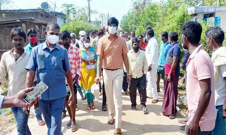 కాలనీలకు పండుగొచ్చింది