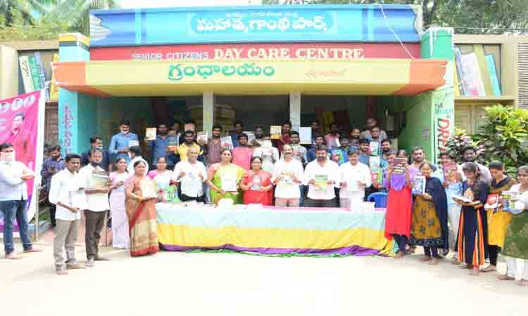 రూ.25 వేల విలువైన పుస్తకాల వితరణ