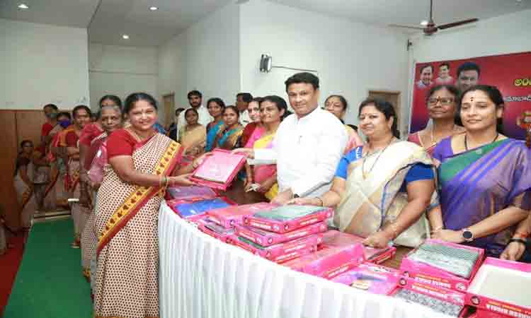 చిన్నారులకు మొదటి గురువు అంగన్‌వాడీ టీచర్‌