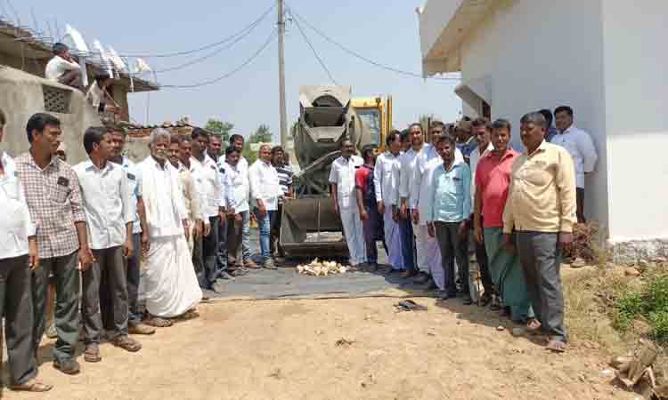 పలు గ్రామాల్లో సీసీరోడ్డు నిర్మాణ పనులు ప్రారంభం