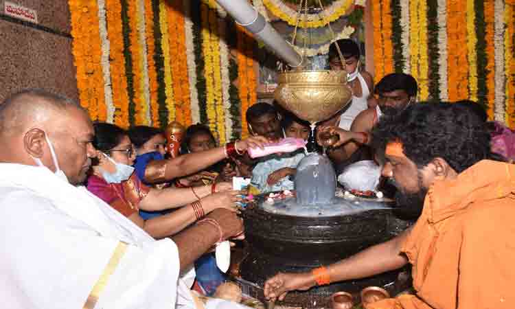 ప్రత్యేక పూజలు.. అభిషేకాలు