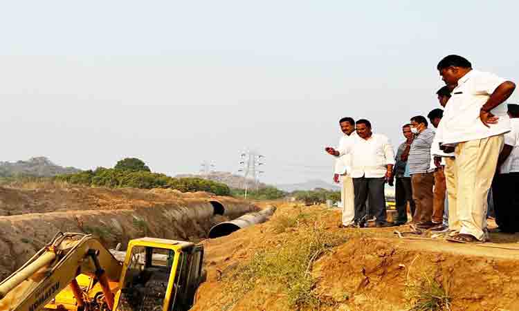 నీటి విడుదలపై ప్రతిపక్షాల రాద్ధాంతం