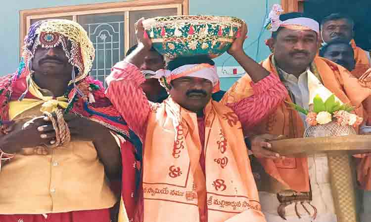 ఆలయాల్లో ఎమ్మెల్యే, సుడా చైర్మన్‌ పూజలు