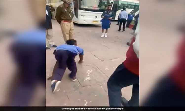 దివ్యాంగ అభిమానికి గిఫ్ట్ ఇచ్చిన కోహ్లీ.. వీడియో