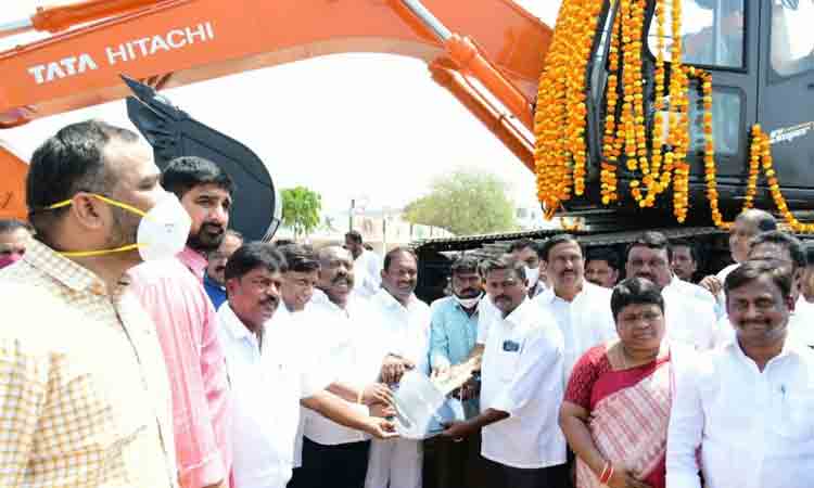 వారు నిన్న కూలీలు, నేడు వాహన యజమానులు : మంత్రి కొప్పుల