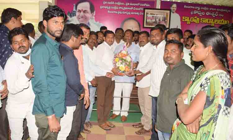 మంత్రి కొప్పుల ఈశ్వర్‌ను కలిసిన ఫీల్డ్ అసిస్టెంట్లు