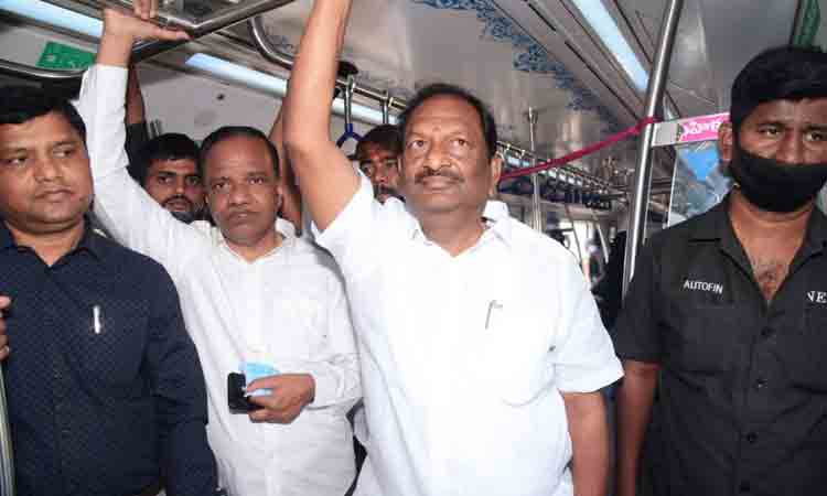 Metro train‌ | మెట్రో ట్రైన్‌లో ప్రయాణించిన మంత్రి కొప్పుల ఈశ్వర్