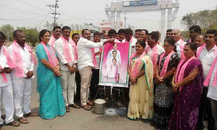 మారుపాకలో సీఎం కేసీఆర్‌ చిత్రపటానికి పాలాభిషేకం