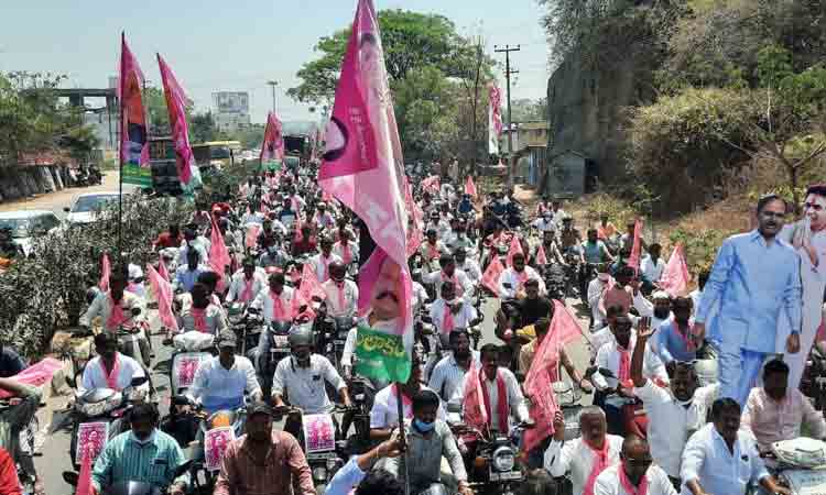 క‌రీంన‌గ‌ర్‌లో కొన‌సాగుతున్న మంత్రి కేటీఆర్ ప‌ర్యటన.. వేలాది బైక్‌ల‌తో భారీ స్వాగ‌తం