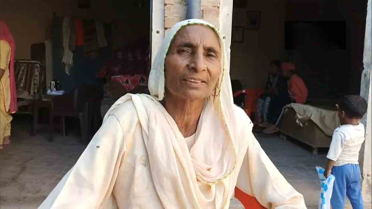 కొడుకు ఎమ్మెల్యే అయినా స్కూల్‌లో ఊడ్చే ప‌నికి వెళ్తున్న ఆప్ ఎమ్మెల్యే లాభ్ సింగ్ త‌ల్లి.. ఎందుకో తెలుసా?