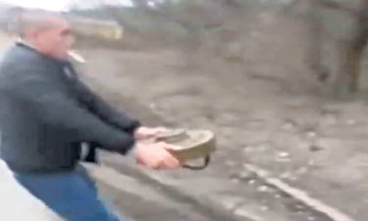 ఒట్టి చేతులతో ల్యాండ్‌మైన్‌ తీసేశాడు..!