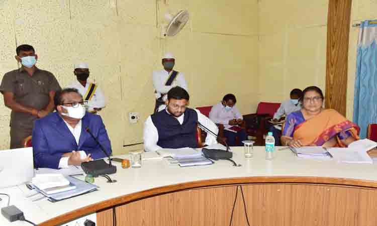 పౌష్టికాహారం అందించాలి : కలెక్టర్‌