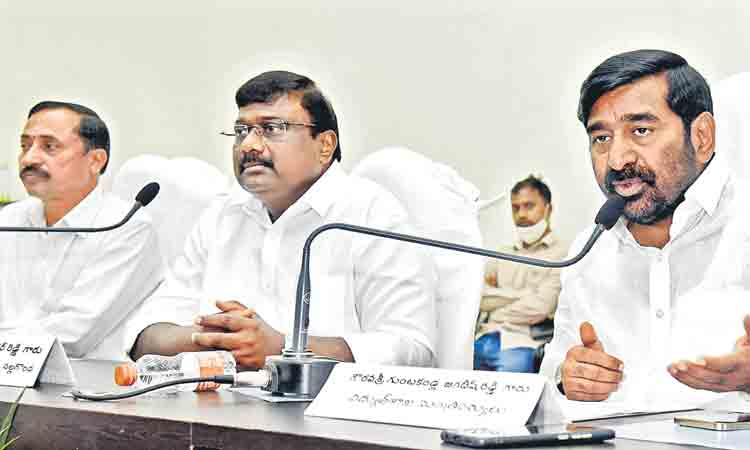 కేంద్రం ధాన్యం కొనేదాకా పోరాటమే