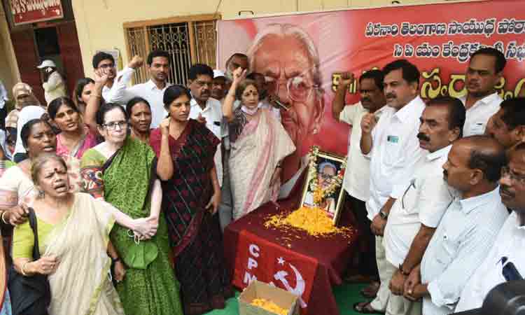 మల్లు స్వరాజ్యానికి నివాళులర్పించిన బృందా కారత్
