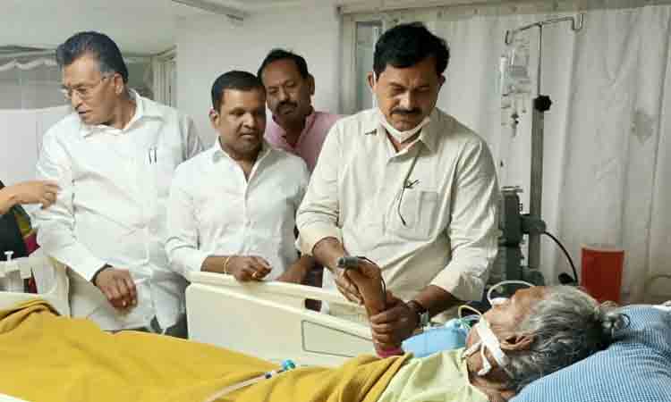 మల్లు స్వరాజ్యంను పరామర్శించిన ఎంపీ బడుగుల