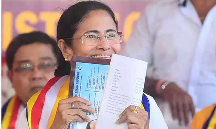 బెంగాల్ బుక్‌ఫెయిర్‌లో మ‌మ‌త బెన‌ర్జీ ర‌చించిన‌ పుస్త‌కాలు.. హాట్ కేకుల్లా కొంటున్న జ‌నాలు