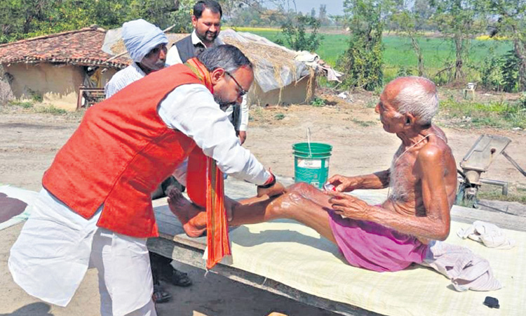 ఓటర్లను కాకా పట్టేందుకు ఆయిల్ మసాజ్