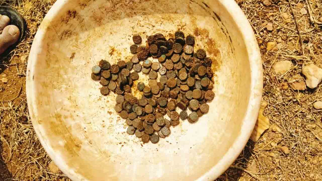 Copper coins | నందారంలో పురాతమైన 226 రాగి నాణేలు లభ్యం