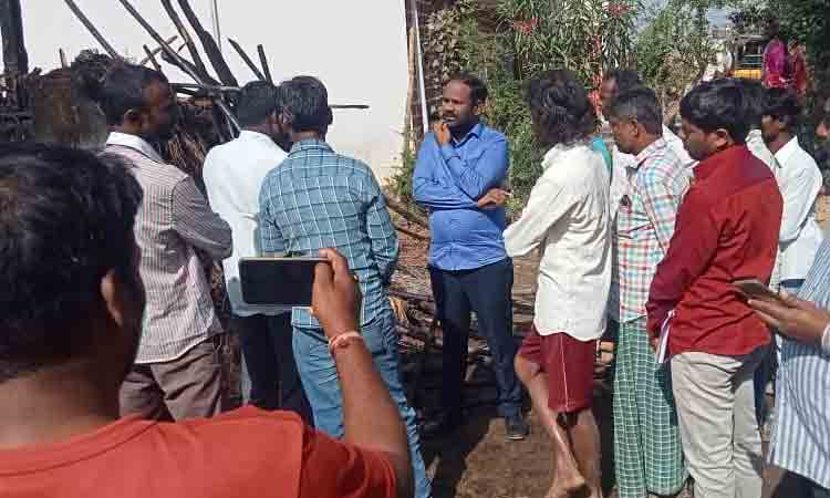 షార్ట్‌ సర్క్యూట్‌తో పూరిగుడిసె దగ్ధం..భార్య సజీవ దహనం, తండ్రీకొడుకులకు గాయాలు