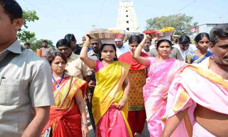 ఎమ్మెల్సీ కవిత రూ. 5 లక్షల విరాళం