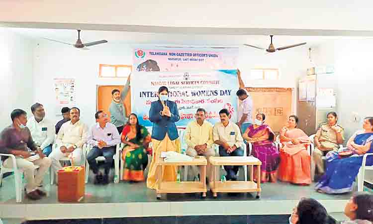 మహిళలు స్ఫూర్తి పొందాలి