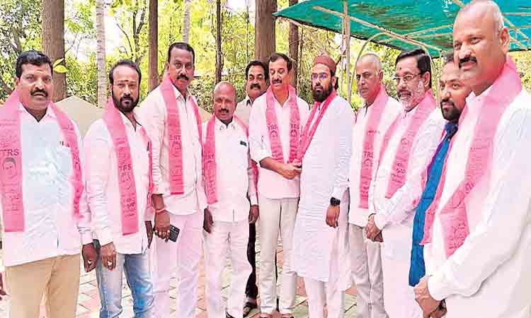 కాంగ్రెస్‌ నుంచి టీఆర్‌ఎస్‌లోకి..