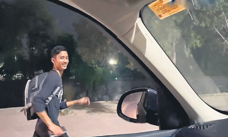 అర్ధరాత్రి.. 10 కిలోమీటర్లు పరిగెడుతూ..