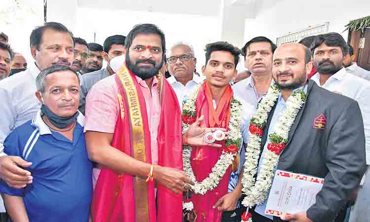 మంత్రి అభినందన
