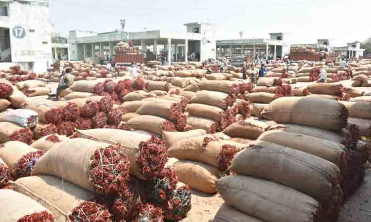 వరంగల్‌లో రికార్డు స్థాయిలో అమ్ముడైన మిర్చి..ధర ఎంతంటే..?