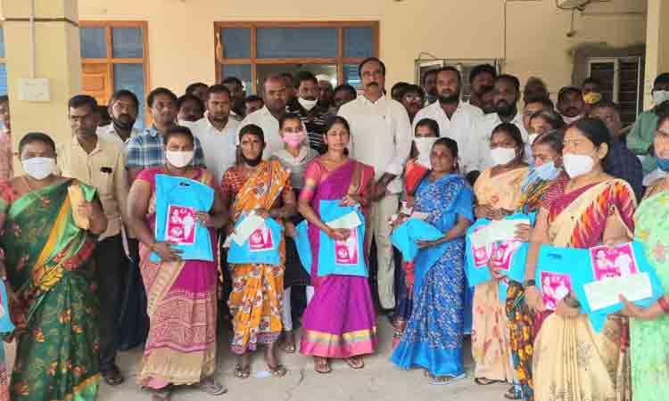 కల్యాణ లక్ష్మి చెక్కులను పంపిణీ చేసిన ఎమ్మెల్యే సంజయ్ కుమార్