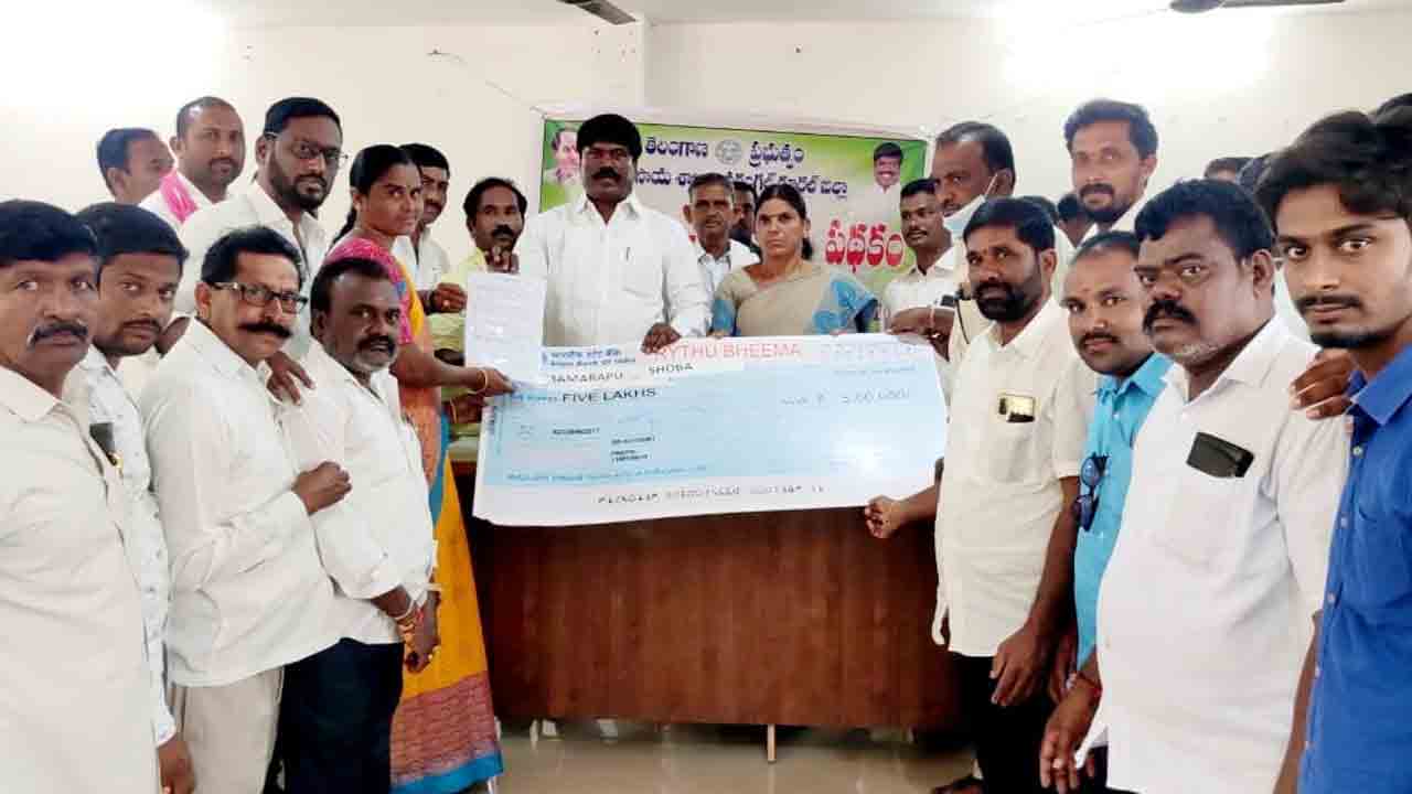 రూ. 1.55 కోట్ల విలువైన ‘రైతుబీమా’ చెక్కులను పంపిణీ చేసిన ఎమ్మెల్యే సుదర్శన్‌రెడ్డి