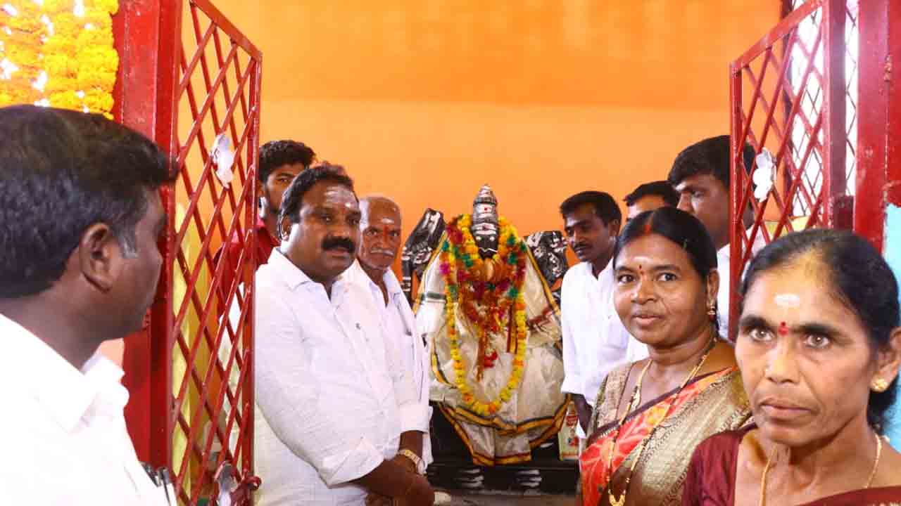 కంఠమేశ్వర స్వామి ఆలయానికి లక్ష రూపాయల విరాళం అందజేసిన ఎమ్మెల్యే అరూరి