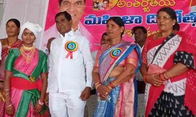 మహిళలు అన్ని రంగాల్లో రాణించాలి : ఎమ్మెల్యే అంజయ్యయాదవ్‌
