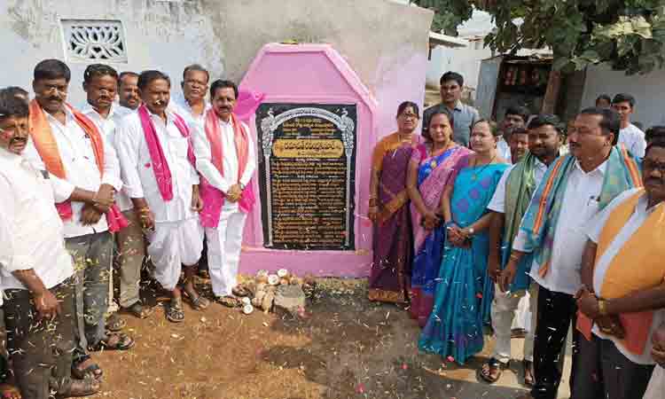 సీసీ రోడ్ల నిర్మాణ పనులకు శంకుస్థాపన చేసిన ఎమ్మెల్యే రవీంద్ర కుమార్