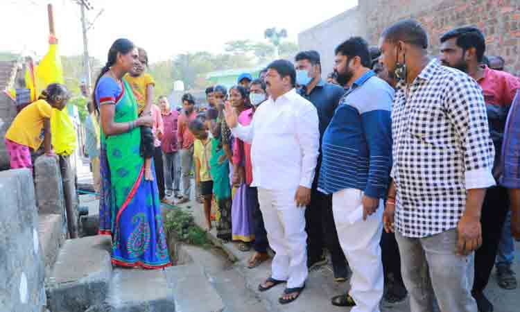 మురికి వాడల అభివృద్ధికి కృషి : ఎమ్మెల్యే నన్నపనేని