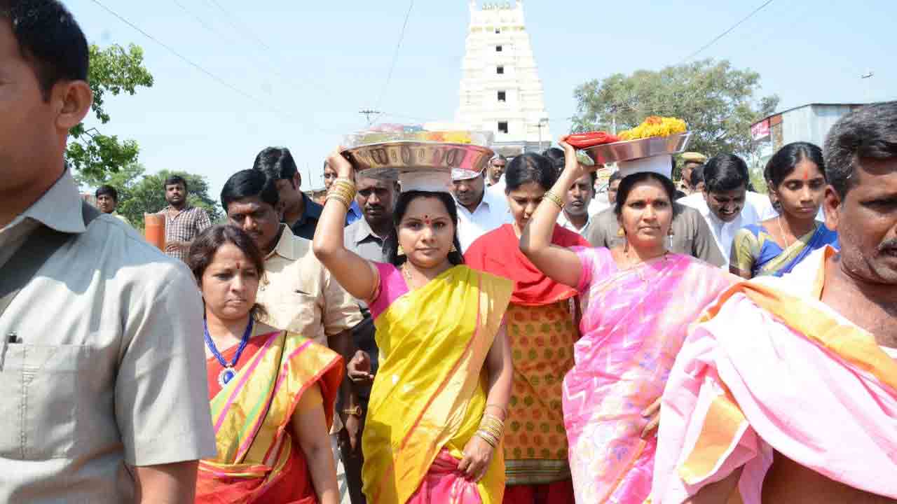 ఏడుపాయలలోని  వనదుర్గా మాత రథం కోసం 5 ల‌క్ష‌ల విరాళాన్ని ఇచ్చిన ఎమ్మెల్సీ క‌విత