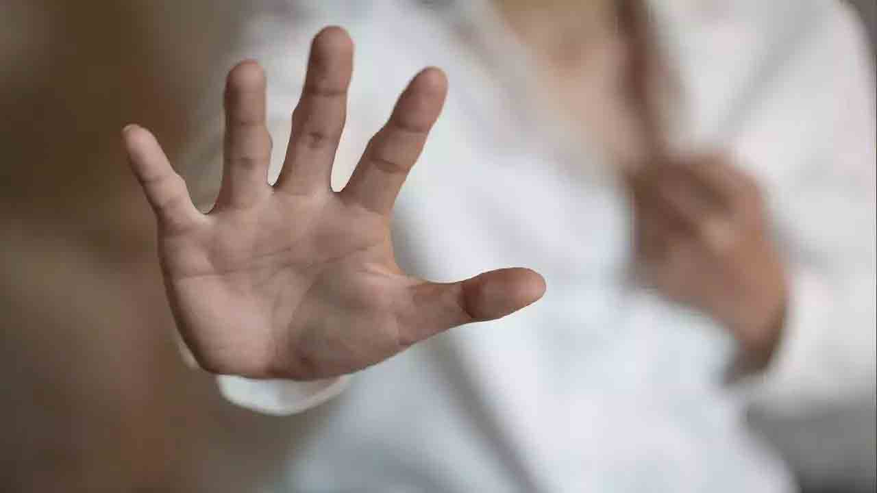 దారుణం : మ‌హిళ‌ను వేధించి ఆమె కుటుంబ స‌భ్యుల‌పై క‌ర్ర‌ల‌తో దాడిచేశారు!