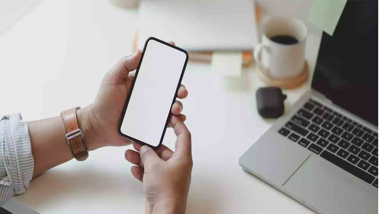 మొబైల్ ఫోన్ల‌తో క్లాస్‌రూమ్స్‌లోకి వ‌చ్చే టీచ‌ర్ల‌కు నో ఎంట్రీ!