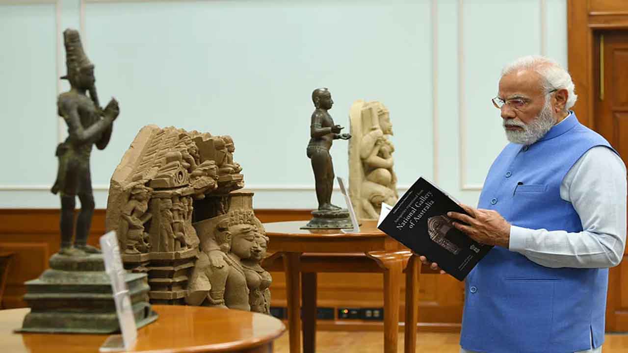 ఆస్ట్రేలియా ఇచ్చిన‌ 29 ప్రాచీన విగ్ర‌హాల‌ను ప‌రిశీలించిన మోదీ.. వీడియో