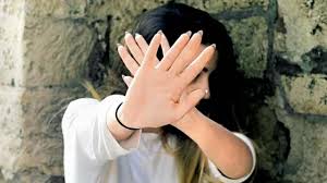 దారుణం : లైంగిక వేధింపుల ఫిర్యాదును వాప‌స్ తీసుకోవాల‌ని బాలిక‌పై రాళ్ల దాడి ఆపై..!