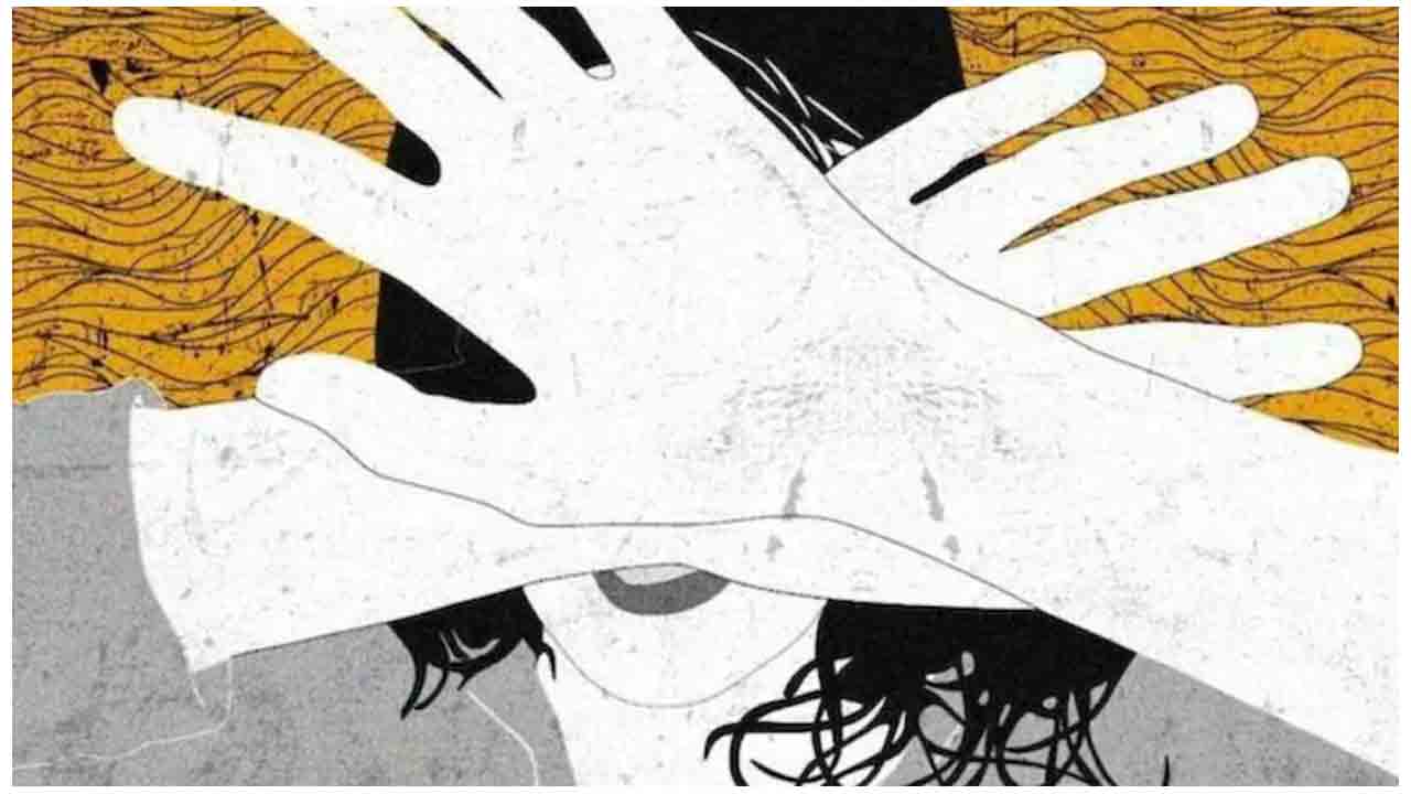 దారుణం : ప‌ట్ట‌ప‌గ‌లే జ‌నం చూస్తుండ‌గా మ‌హిళ‌ల‌పై లైంగిక వేధింపుల‌కు పాల్ప‌డిన దుండ‌గులు