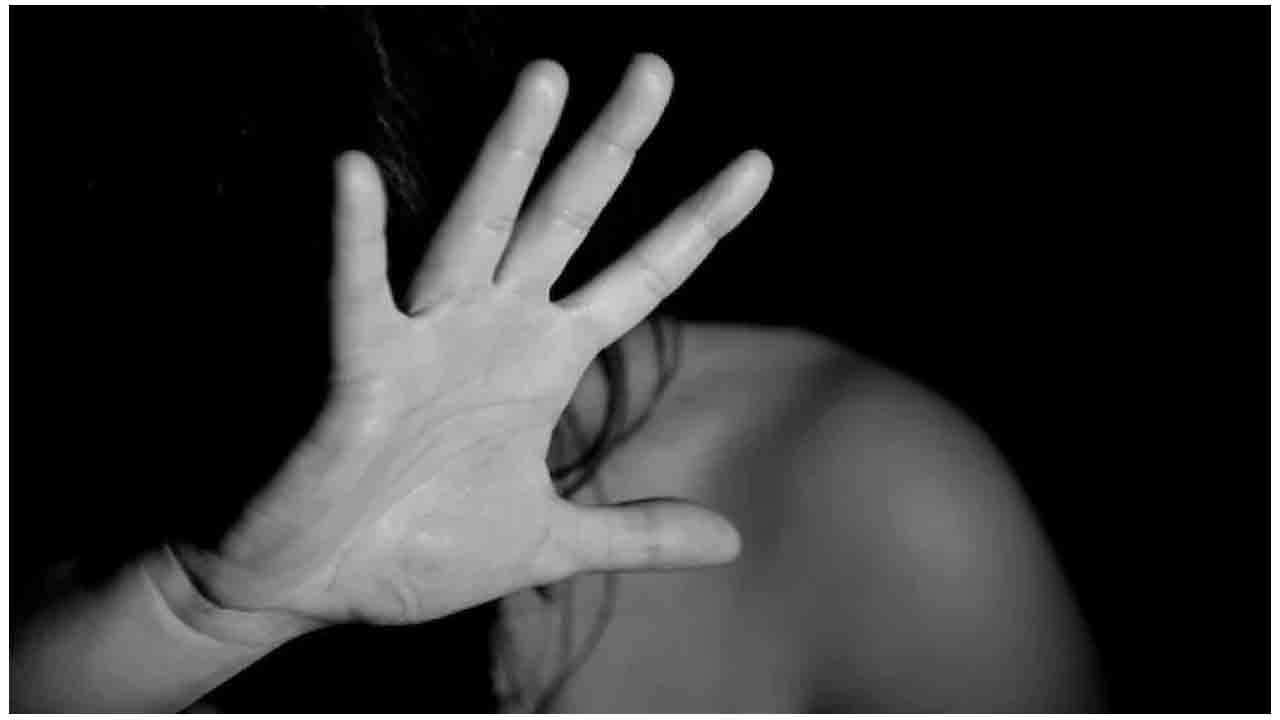 బాయ్‌ఫ్రెండ్‌తో క‌లిసి ఆటోలో వెళుతుండ‌గా మ‌హిళ‌ను క‌త్తితో బెదిరించి సామూహిక లైంగిక దాడి!