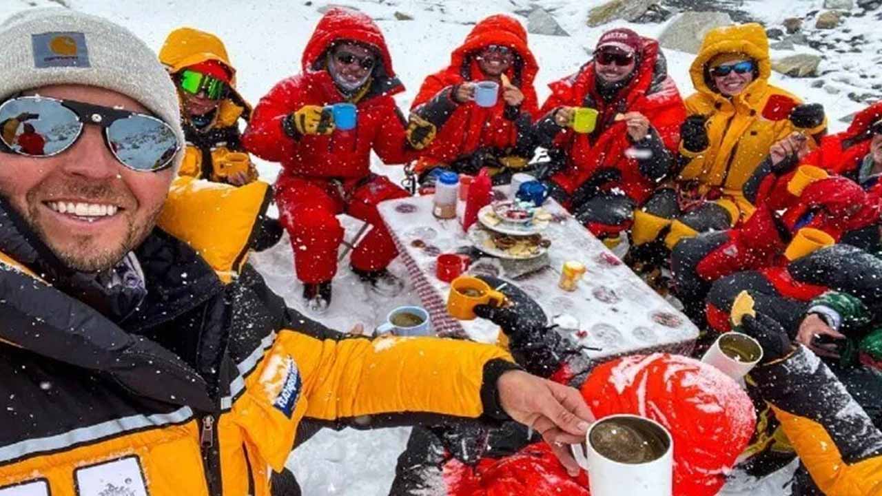 ప్ర‌పంచంలోనే అతి ఎత్తైన ప్రాంతంలో టీ పార్టీ..గిన్నిస్‌లో చోటు..!!