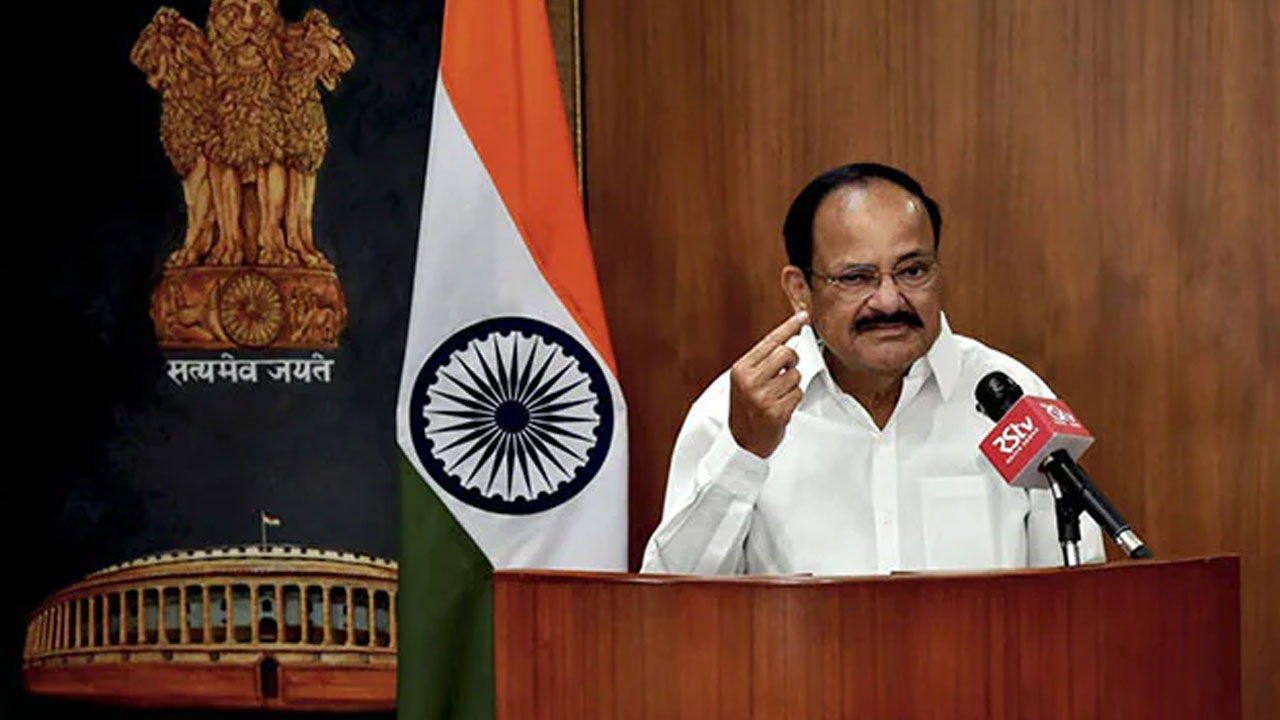 వ‌ల‌స‌వాద మైండ్ సెట్ మార్చుకోవాలి :  వెంక‌య్య‌నాయుడు