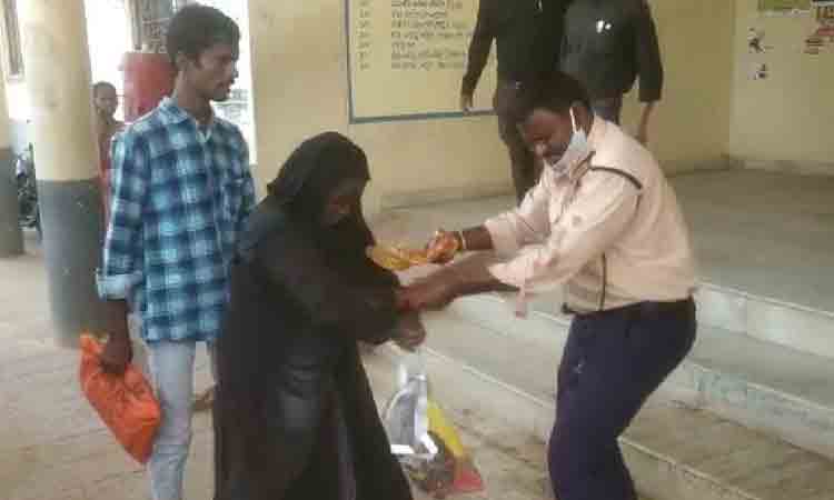 కలెక్టరేట్ ఎదుట మహిళా ఆత్మహత్యా యత్నం