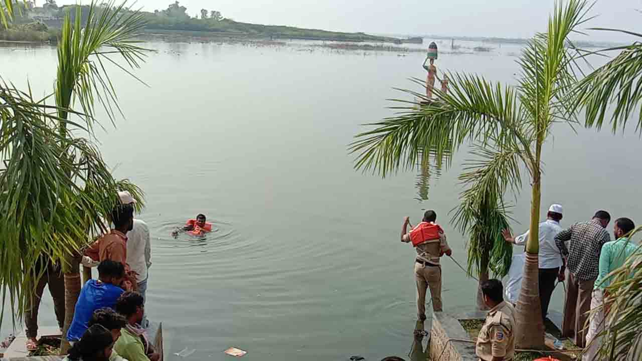 విషాదం : కేసరి సముద్రం చెరువులో పడి వ్యక్తి గల్లంతు